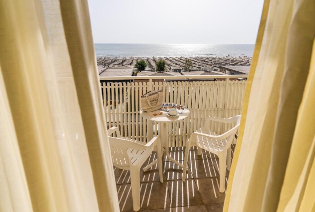 Hotel Byron Milano Marittima Buitenkant foto