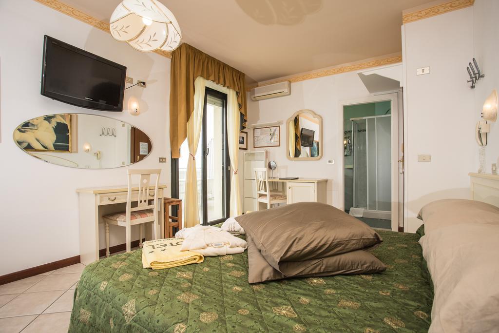 Hotel Byron Milano Marittima Buitenkant foto