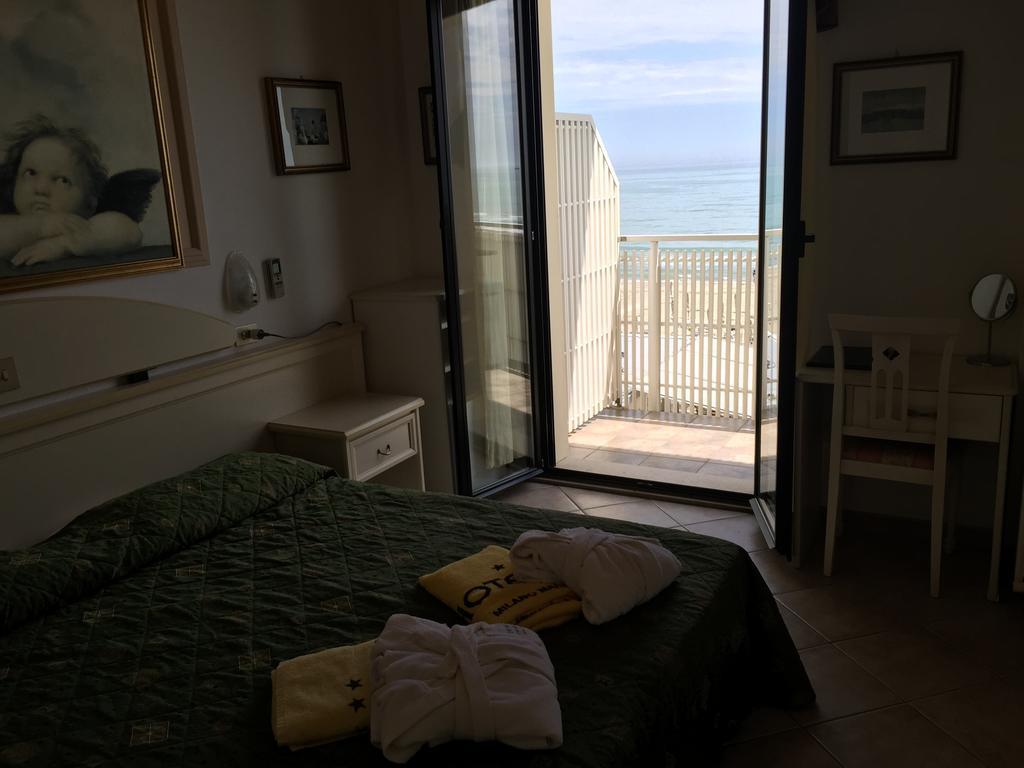 Hotel Byron Milano Marittima Buitenkant foto