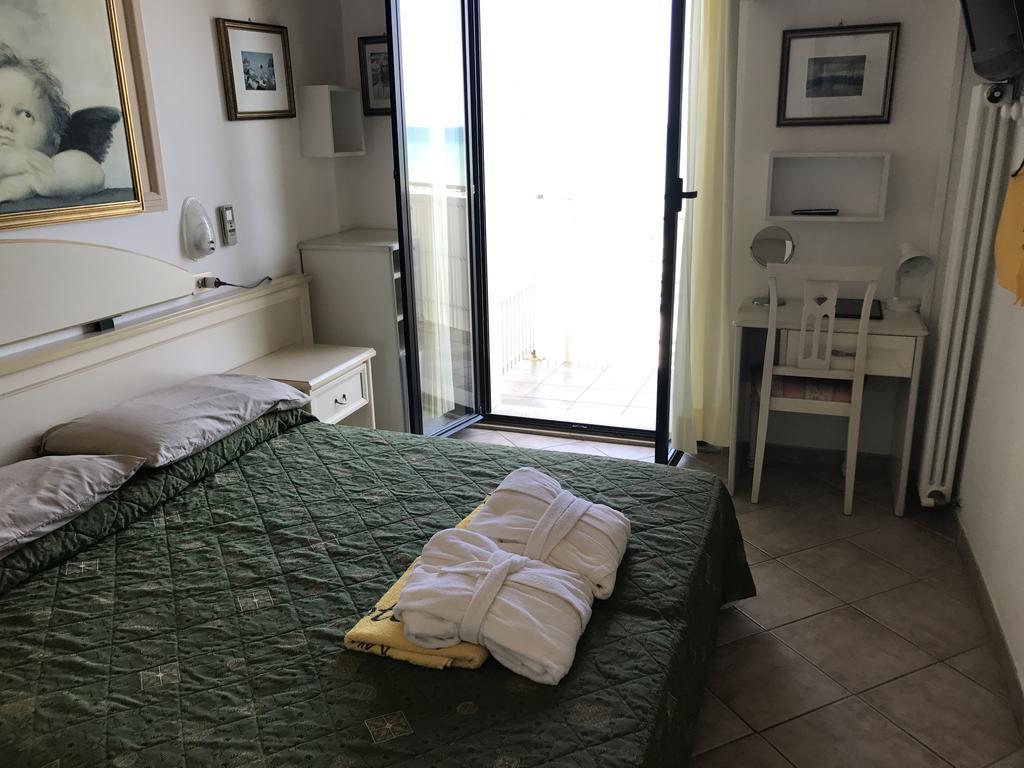 Hotel Byron Milano Marittima Buitenkant foto