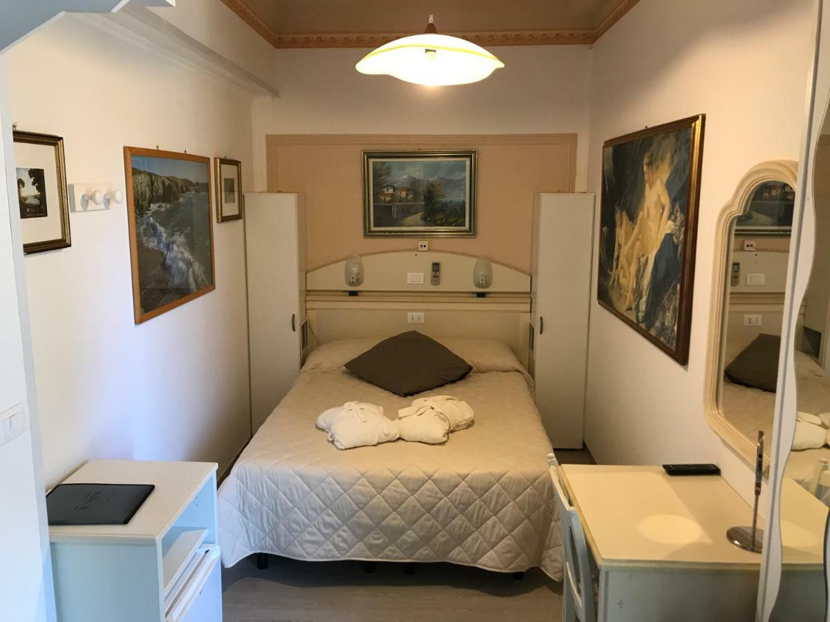 Hotel Byron Milano Marittima Buitenkant foto