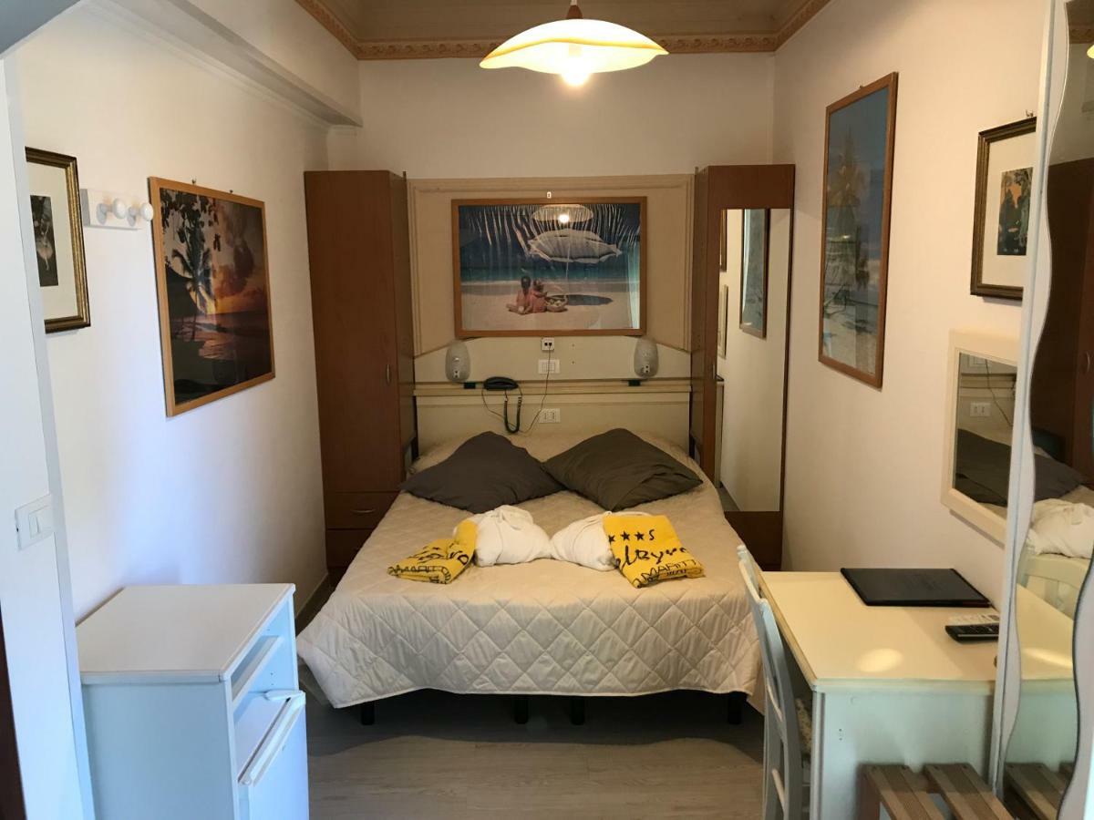 Hotel Byron Milano Marittima Buitenkant foto