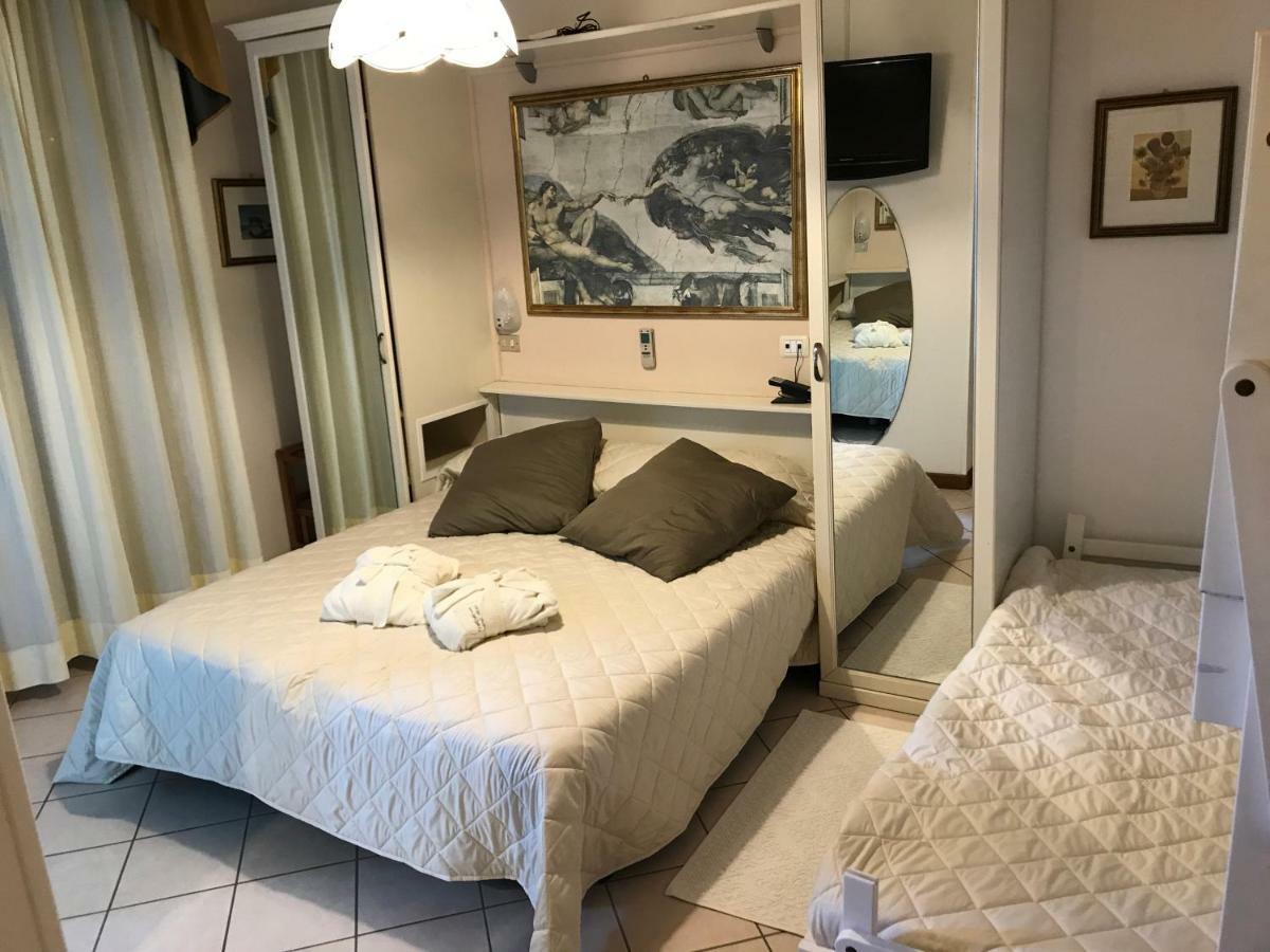 Hotel Byron Milano Marittima Buitenkant foto