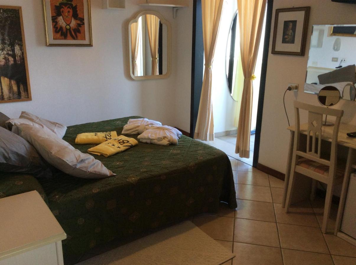 Hotel Byron Milano Marittima Buitenkant foto