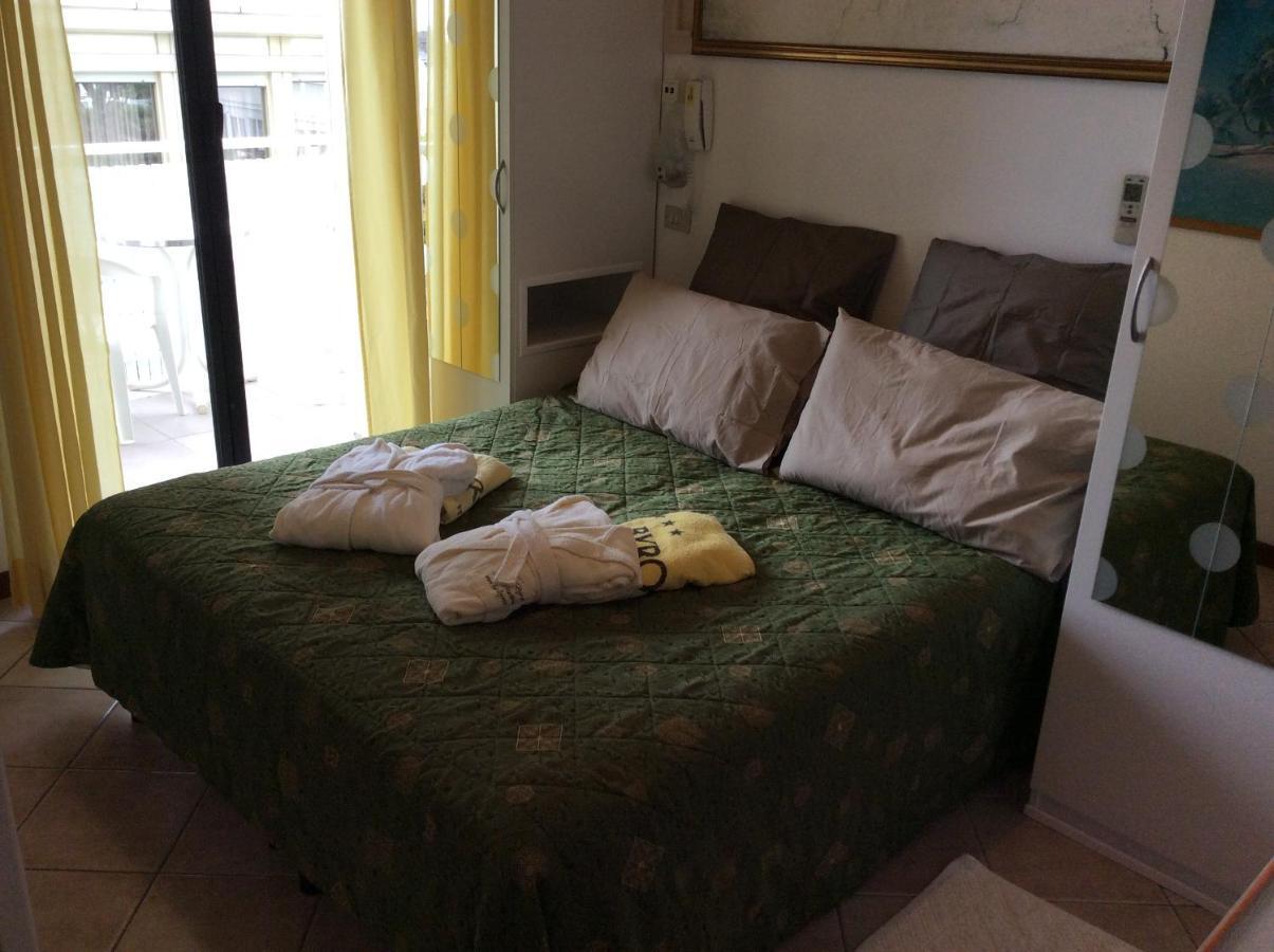 Hotel Byron Milano Marittima Buitenkant foto