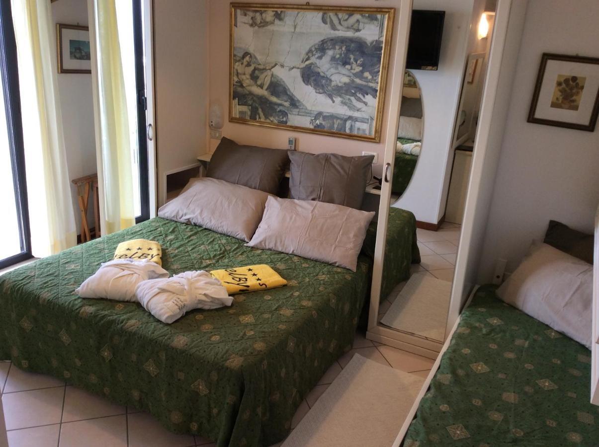 Hotel Byron Milano Marittima Buitenkant foto
