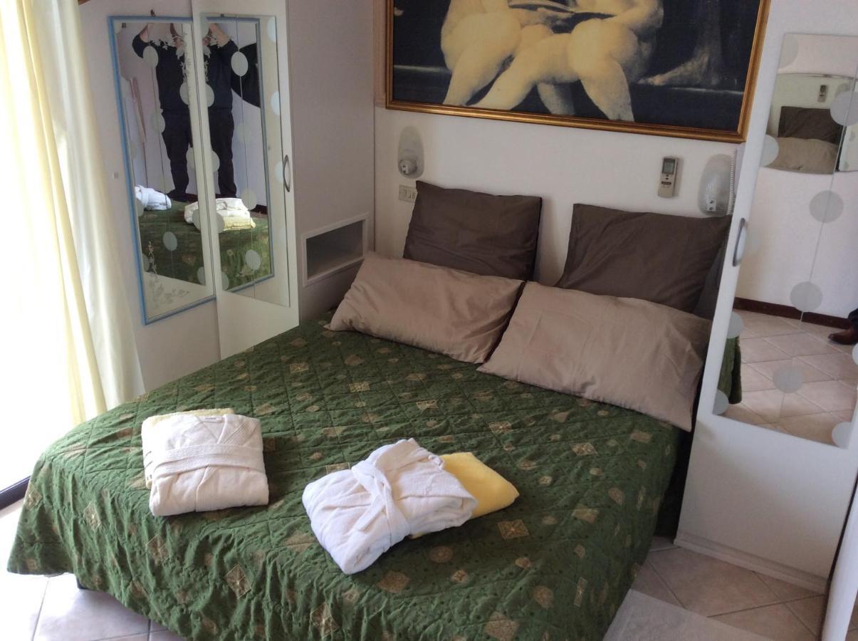 Hotel Byron Milano Marittima Buitenkant foto